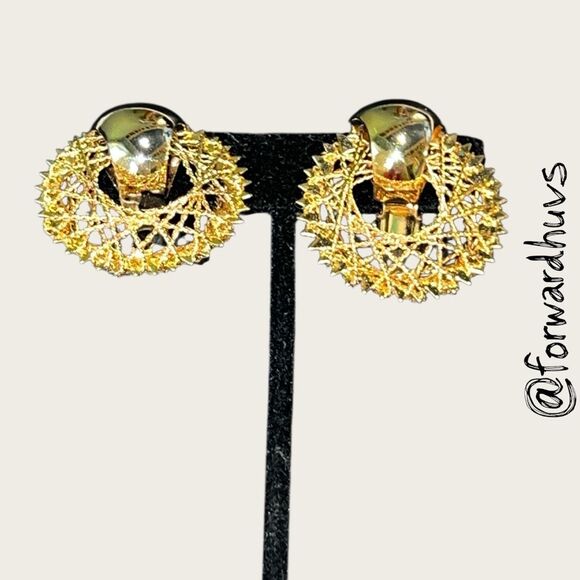 Vintage Gold-Tone Clip-On Earrings – Textured Starburst Design - Picture 3 of 13